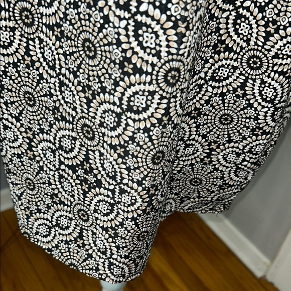 Ann Taylor Black and White Relaxed Flutter Sleeve Top - Picture 4 of 9